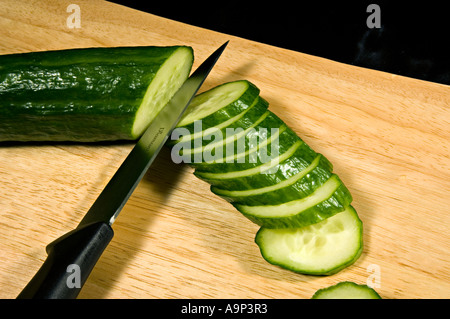Cetriolo affettato su un tagliere Foto Stock