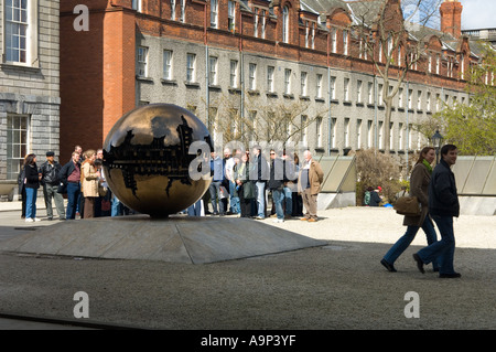 Un gruppo di turisti al di fuori della libreria di Berkeley in Trinity College Dublin Foto Stock