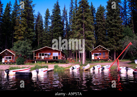 Cabine e piccole barche a motore lungo lago, Hi Hium pesca in lago Resort, Regione Cariboo, BC, British Columbia, Canada Foto Stock