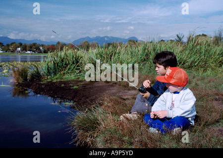 Due giovani ragazzi di pesca in 'Trota Lago' a John Hendry Park in Vancouver British Columbia Canada Foto Stock