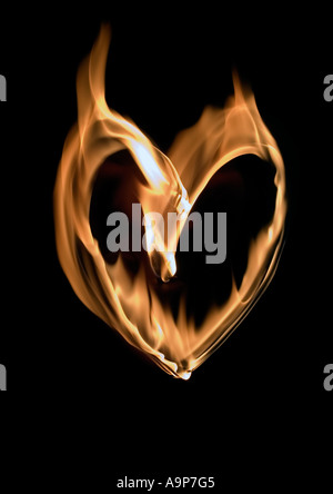 Fire forma di cuore fatta di notte con la masterizzazione di bastoncini di incenso Foto Stock