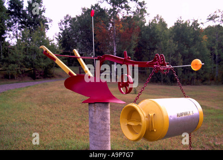 Il riciclaggio aratro e latte può in particolari Whimsical artistiche Arte Folk Mailbox - i prodotti e i materiali riciclati Foto Stock