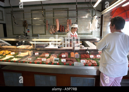 Tradizionale britannica Butcher Claytons viste intorno Bowness on Windermere Cumbria Regno Unito Foto Stock