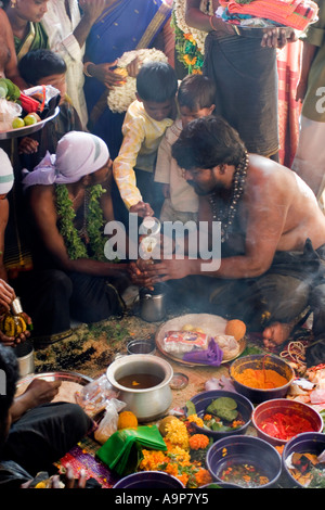 Indian ayyappa devoti eseguire una puja prima di impostare su un tempio pellegrinaggio Foto Stock