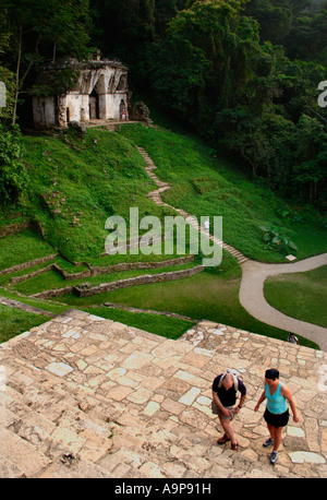 I turisti salire gradini del tempio della Croce conuna vista del tempio di Foliated Cross in background. Foto Stock