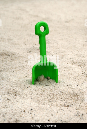 Vanga di plastica verde in sabbia. REGNO UNITO Foto Stock
