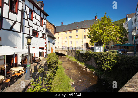 Sant Angela Palestra scuola e fiume Erft a Bad Munstereifel, Renania, Germania Foto Stock