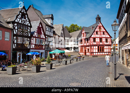 Centro storico di Rhens con metà case con travi di legno negozi e il Rathaus Town Hall, Renania, Germania, Europa Foto Stock