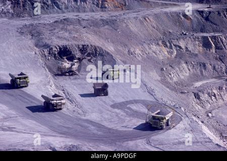 Aprire Pit miniera di rame, l'isola di Vancouver, BC, British Columbia, Canada - Grande per impieghi pesanti dumper da miniera e apparecchiatura funzionante Foto Stock