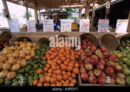 Un mercato agricolo con frutta fresca per la vendita in Duncan sull'Isola di Vancouver British Columbia Canada Foto Stock