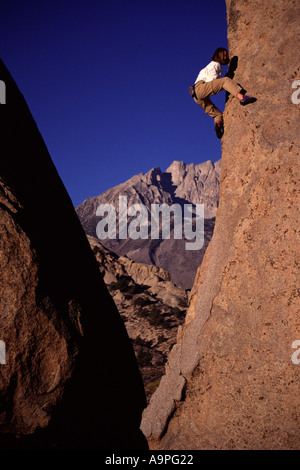 Una donna bouldering al Buttermilks CA Foto Stock