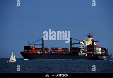 Contenitore di navi e yacht a vela nel mare del Nord vicino al porto di Felixstowe, Suffolk, Regno Unito. Foto Stock