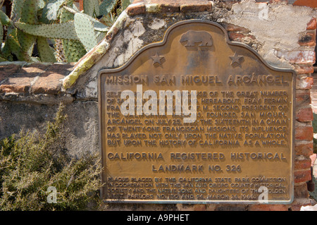 Il California storico e distintivo di placca la missione di San Miguel Arcangelo xvi California missione fondata 1797 Foto Stock