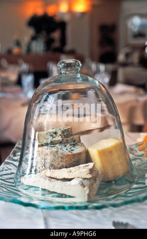 Parigi Francia, "Ristorante Bistro' Dettaglio Fromage "L'Atelier Berger' cibo francese 'Campana di vetro Jar" con formaggi assortiti Foto Stock