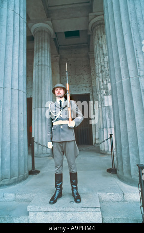 (Ex Est) Berlino Germania, East German Soldier Guarding Old Third Reich Building 'Tomba del Milite Ignoto' 'Unter den Linden' Foto Stock