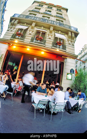 Parigi Francia, Francese Ristorante Bistro, la folla di Business persone aventi il pranzo sulla terrazza a "Kiosque" potabile anteriore Foto Stock