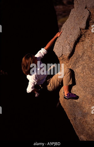 Una donna rock climbing al Buttermilks CA Foto Stock