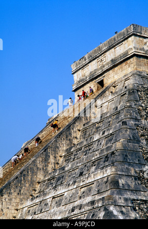 Messico Yucatan Stato Chichen Itza El Castillo turisti salendo la piramide Foto Stock