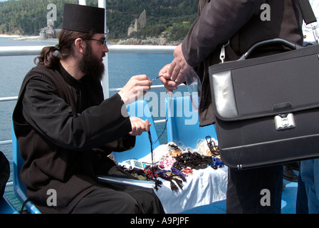 Ferry boat monaco vendita komboskinia komposkina attraversa bracciale montagna monte Athos in Grecia greco ortodossa chiesa cristiana EU Foto Stock