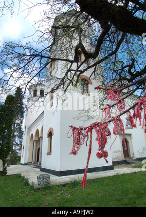 Clisura monastero di san Cirillo e Metodio Metodii chiesa moravo Montana Repubblica Bulgaria percorso albero di entrata bordo di linea Foto Stock