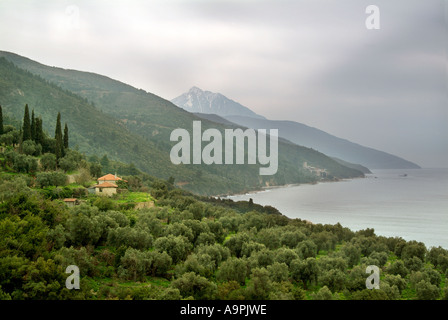 Vista distante montagna monte Athos in Grecia greco ortodossa chiesa cristiana EU Europe Foto Stock