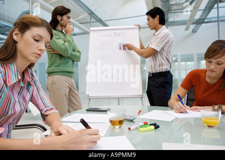 Colleghi il brainstorming Foto Stock