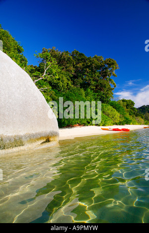 Kayak da mare sulla spiaggia, vicino a Langkawi, Mare delle Andamane Foto Stock