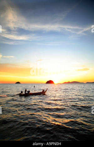 Tramonto e long-tailed barca Mare delle Andamane vicino a Langkawi, Malesia Foto Stock