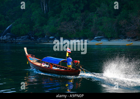 Long-tailed barca Mare delle Andamane vicino a Langkawi, Malesia Foto Stock