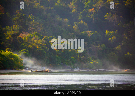 Mare accampamento di zingari, Mare delle Andamane vicino a Langkawi, Malesia Foto Stock