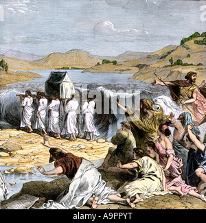 Ebrei che trasportano l'arca del patto attraverso il fiume Giordano nella terra promessa. Colorate a mano la xilografia Foto Stock