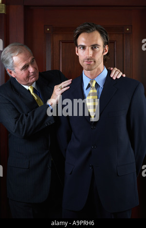 Amministratore delegato con un giovane imprenditore Foto Stock