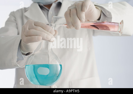 Scienziato di eseguire un esperimento Foto Stock