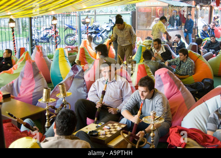 I giovani fumatori narghile presso il cafe in Tophane, Istanbul, Turchia Foto Stock