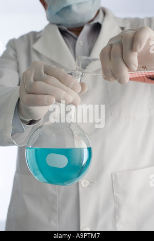 Scienziato di eseguire un esperimento Foto Stock