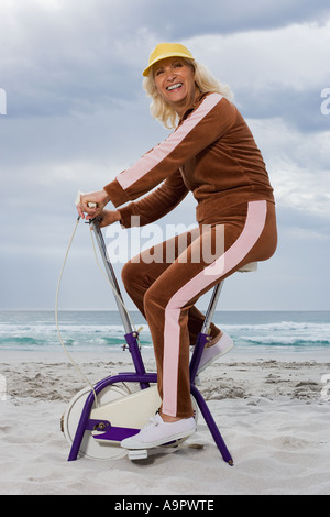 Senior donna adulta in sella ad una bicicletta Foto Stock