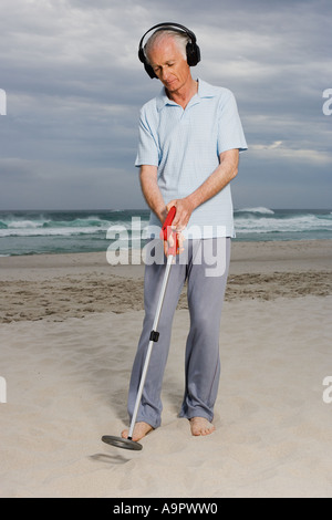 Senior uomo adulto con un rivelatore di metalli Foto Stock