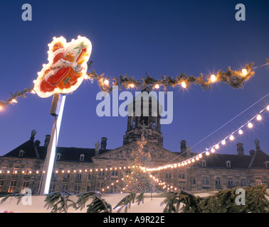 Il tempo di Natale in Piazza Dam Amsterdam Olanda al crepuscolo Foto Stock