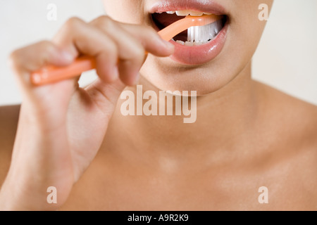 Ragazza la spazzolatura dei denti Foto Stock