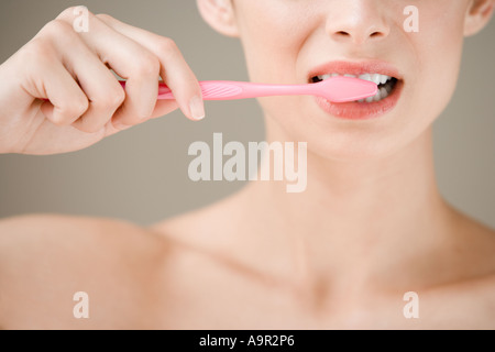 Ragazza la spazzolatura dei denti Foto Stock