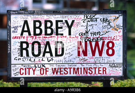 Graffiti su Abbey Road Sign in Londra England Regno Unito Foto Stock