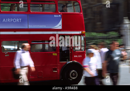 Old London bus e pedoni a Piazza del Parlamento Londra Inghilterra REGNO UNITO Foto Stock