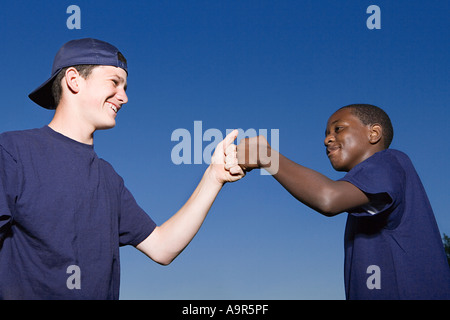 Due ragazzi adolescenti celebrando Foto Stock