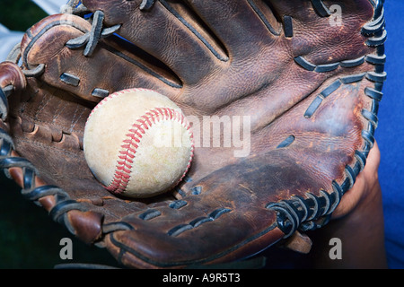 Ragazzo di baseball di contenimento in un Guanto baseball Foto Stock