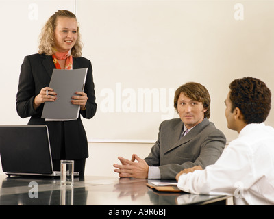 Un gruppo di professionisti in una riunione nella sala riunioni Foto Stock