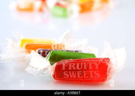 Un mucchio di colorati frutti canditi Foto Stock