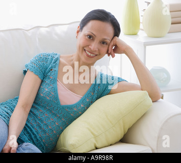 Donna asiatica seduto sul divano Foto Stock