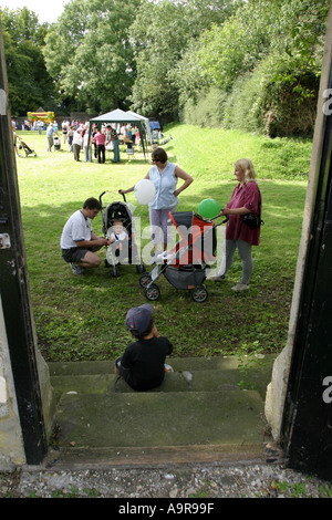 Le famiglie in un villaggio di fete Foto Stock