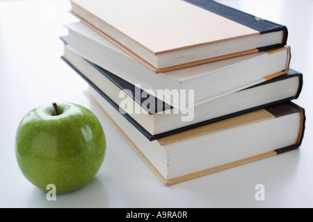 Pila di libri e di Apple Foto Stock