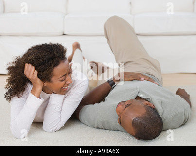 Coppia sorridente ad ogni altro in salotto Foto Stock